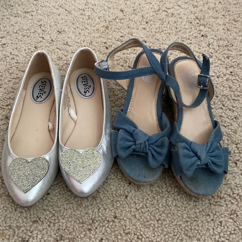 Bundled girls shoes
